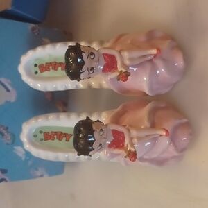 2000 Betty Boop Rose Pump Salt & Pepper Set